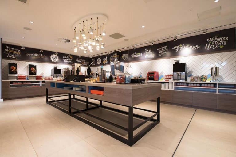 Hampton by Hilton Edinburgh West End Breakfast bar 768x512
