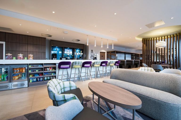 Hampton by Hilton Edinburgh West End bar 768x512