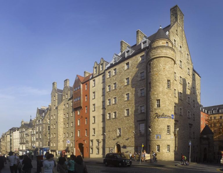Radisson Blu Hotel Edinburgh City Centre Exterior 768x595