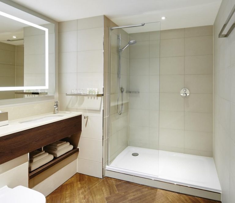 Residence Inn by Marriott Aberdeen Bathroom 768x665