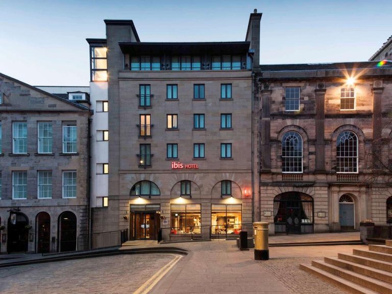 ibis Edinburgh Centre Royal Mile – Hunter Square exterior 768x576