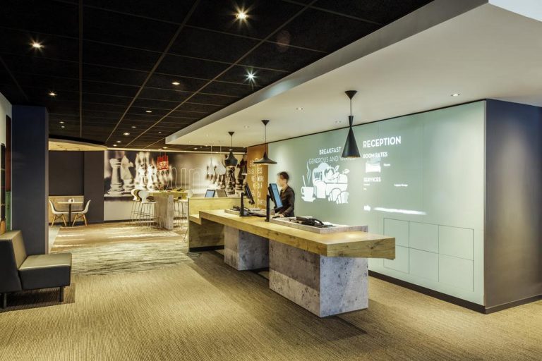 ibis Edinburgh Centre Royal Mile – Hunter Square reception 768x512